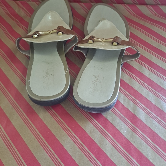Soft Style Sandals - Picture 5 of 8